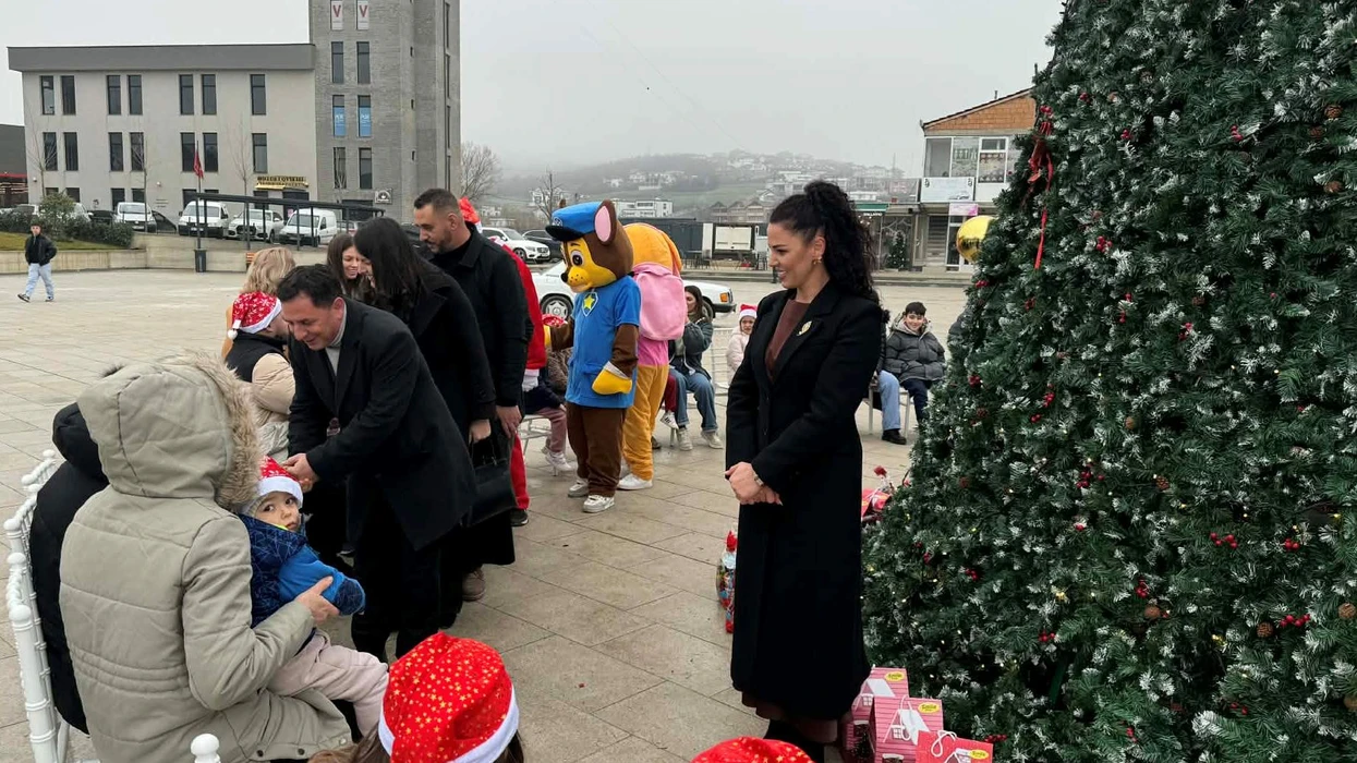 Stafi i komunës dhe Kastrati sjellin gëzim për fëmijët në prag të Vitit të Ri