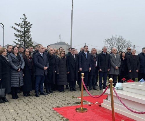 Homazhe te varri i ish-presidentit Ibrahim Rugova në 36-vjetorin e themelimit të LDK-së