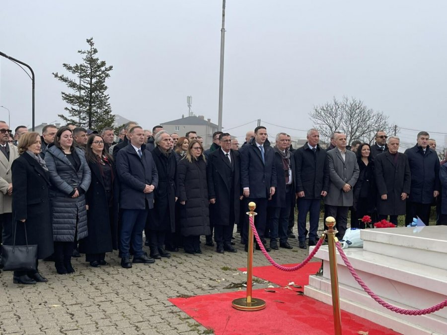 Homazhe te varri i ish-presidentit Ibrahim Rugova në 36-vjetorin e themelimit të LDK-së
