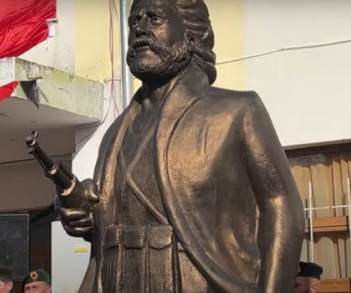 “Adem Jashari në Fier”, statuja e heroit legjendar vendoset në oborrin e një shkolle