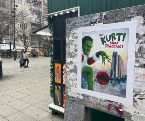 “Si e vodhi Kurti demokracinë”, shfaqet posteri në Prishtinë në natën e Krishtlindjes