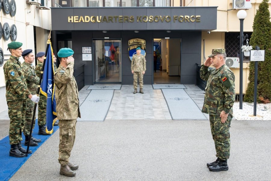 Komandanti i KFOR-it pret shefin e ushtrisë shqiptare, flasin për sigurinë në Kosovë e rajon