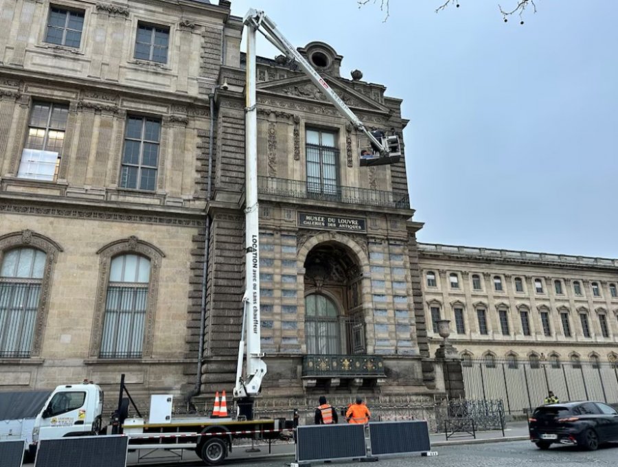 Muzeu i Luvrit vendos shufra hekuri mbi dritaren e famshme nga hynë grabitësit