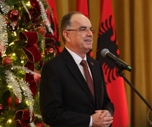 Begaj uron besimtarët e krishterë: Krishtlindje plot shpresë e begati për të gjithë