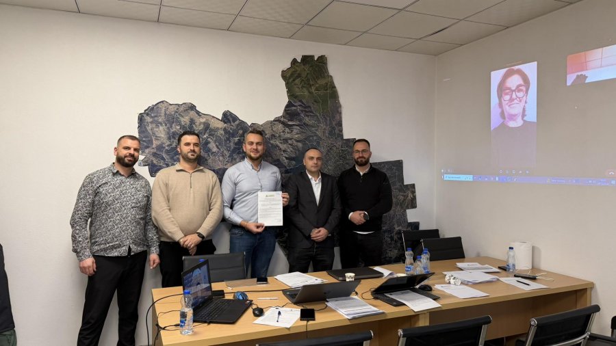 Kompania regjionale e mbeturinave “Ambienti” shpërblen punëtorët me nga 500 euro dhe rrit pagat nga janari