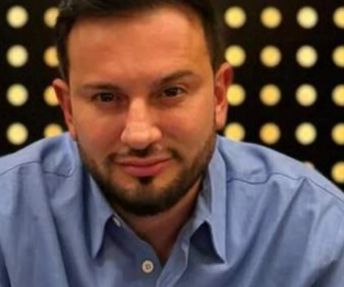 Rrihet brutalisht në autostradën Tiranë–Durrës gazetari i njohur i shoubizit, Elton Tozaj