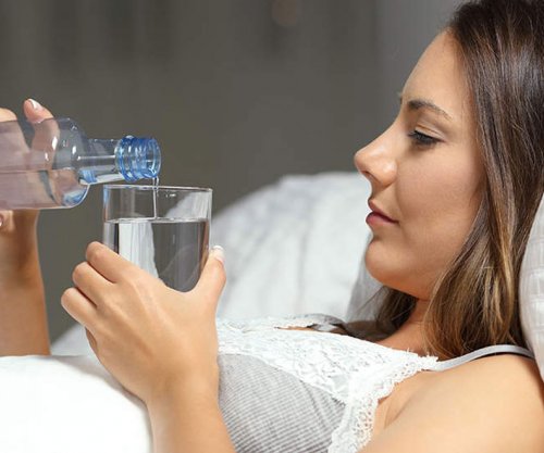 Pse duhet të pimë një gotë ujë sapo zgjohemi?