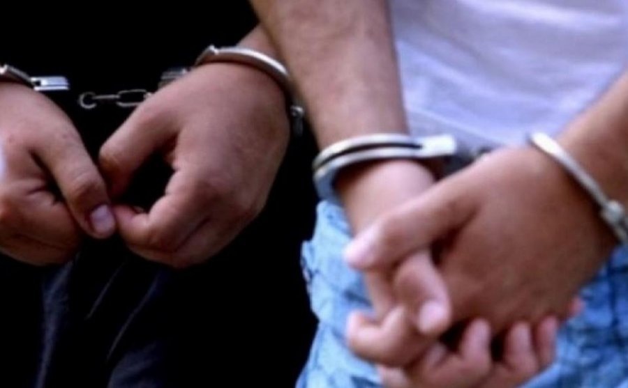 Vodhën rreth 4 mijë franga dhe 800 euro, arrestohen dy të dyshuarit në Ferizaj