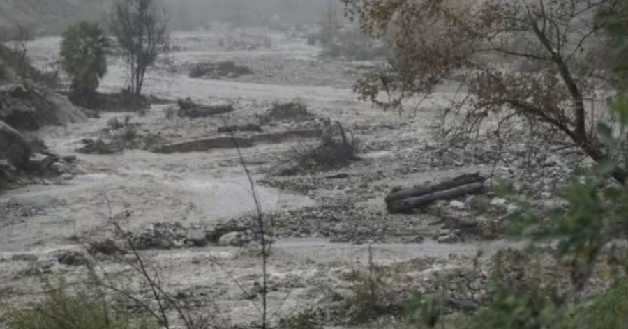 Tre të vdekur nga stuhia në Kaliforni, anulohen mijëra fluturime nga aeroportet kryesore