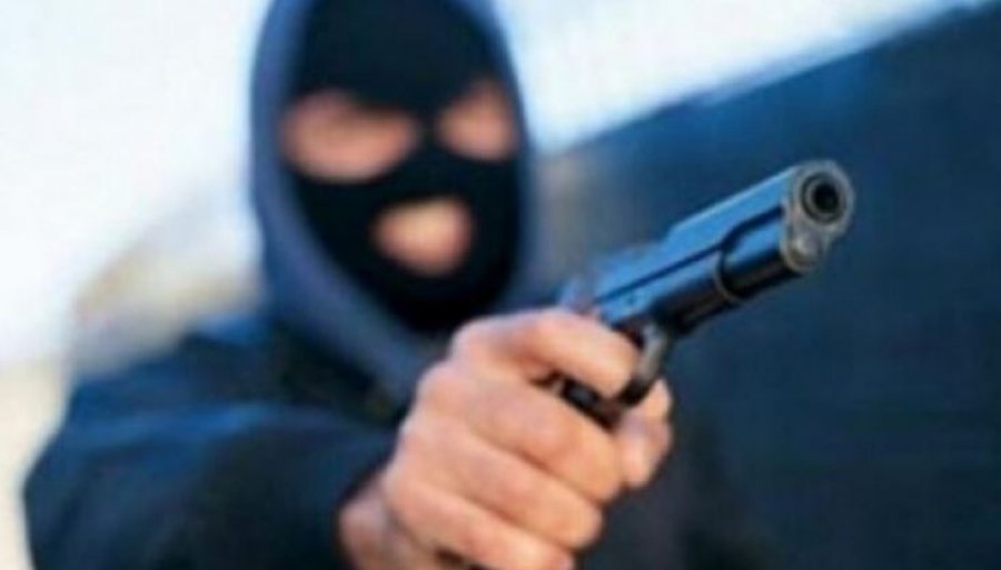 Një person i maskuar e nën kërcënimin e armës grabit recepsionistin në Çagllavicë