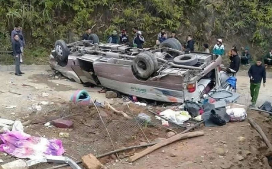 Shtatë të vdekur në Vietnam pas përmbysjes së një autobusi