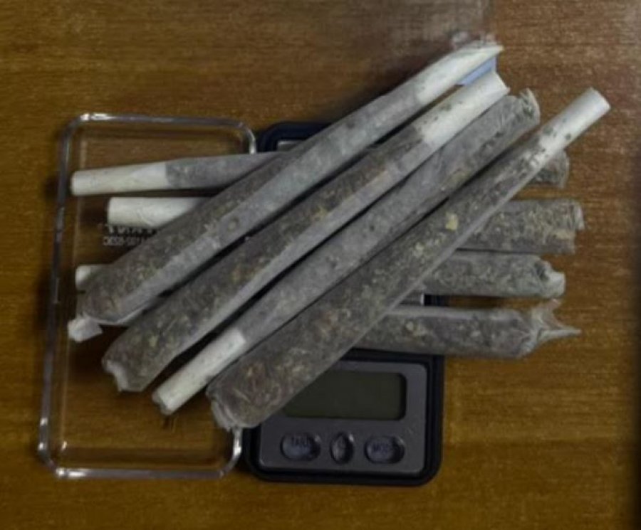 Policia gjen drogë në një veturë, ndalohet një 18-vjeçar në Shtërpcë