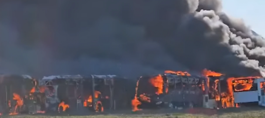 Zjarr në një zonë parkimi autobusësh në Durrës, tymi i zi mbulon zonën