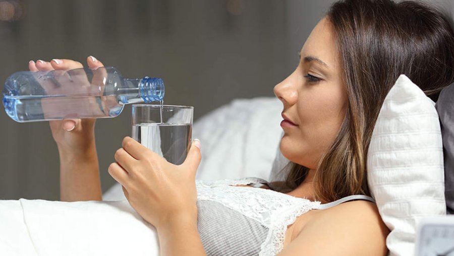 Pse duhet të pimë një gotë ujë sapo zgjohemi?