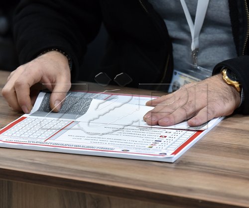 Fletëvotime me shenja te numrat e kandidatëve hasen në një vendvotim në Rahovec [foto]