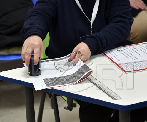 Rreth 4 mijë fletëvotime me shenja te numrat e kandidatëve u gjetën në qendrat e votimit në Rahovec