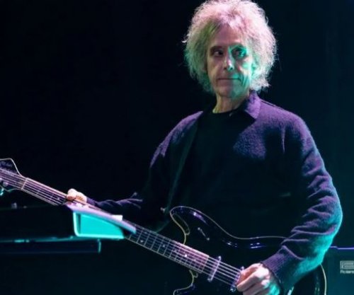 Vdes gjatë Krishtlindjeve në moshën 65-vjeçare kitaristi i grupit të njohur britanik “The Cure” [video]