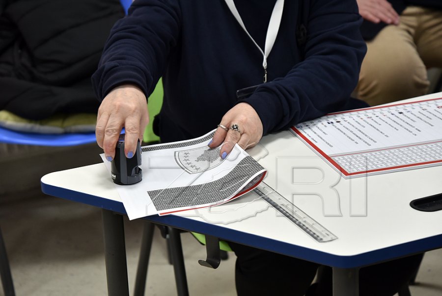 Rreth 4 mijë fletëvotime me shenja te numrat e kandidatëve u gjetën në qendrat e votimit në Rahovec