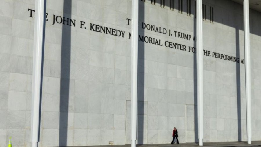 Anuloi koncertin në qendrën Trump-Kennedy, kërkohen 1 milion dollarë dëmshpërblim nga muzikanti