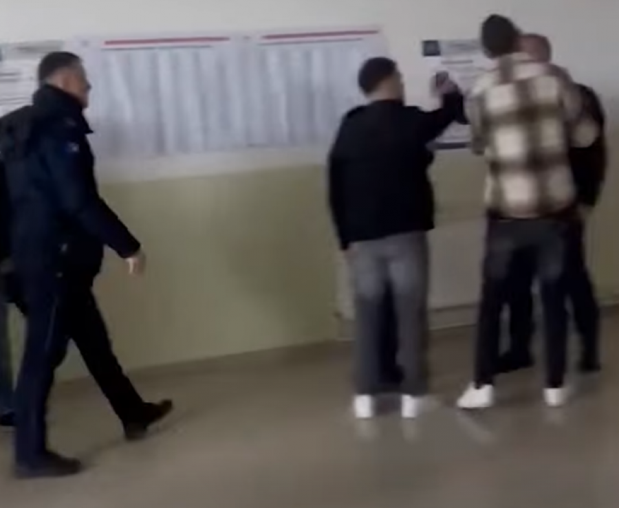 Përplasje mes votuesve në një vendvotim në Zhegër të Gjilanit, ndërhyn policia [video]