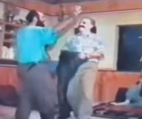 Video e rrallë: Sahit e Hamëz Jashari në momente gazmore, duke vallëzuar së bashku