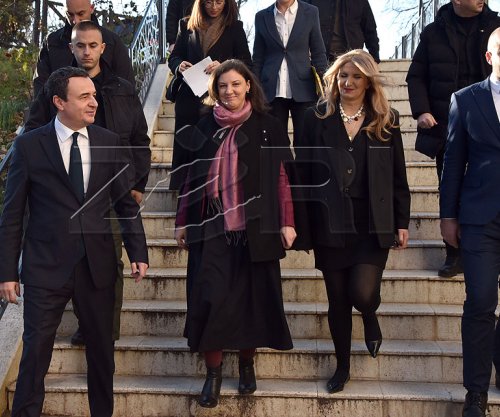 Gati një orë me vonesë, Kurti e Rizvanolli shkojnë për vizitë në Postën e Kosovës