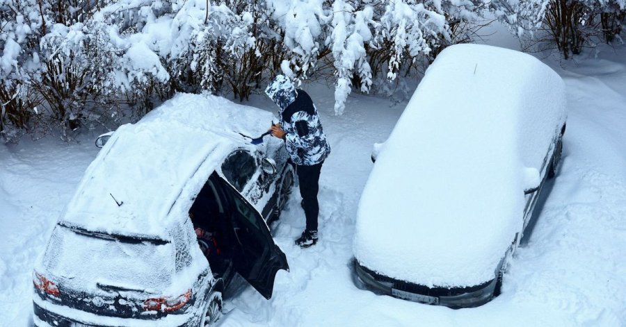 Bora e madhe në Poloni i lë shoferët të bllokuar në rrugë