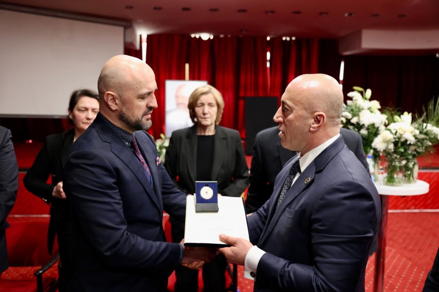 Haradinaj i dhuron medalje familjes së Isuf Dedushajt për kontributin e tij në çështje kombëtare