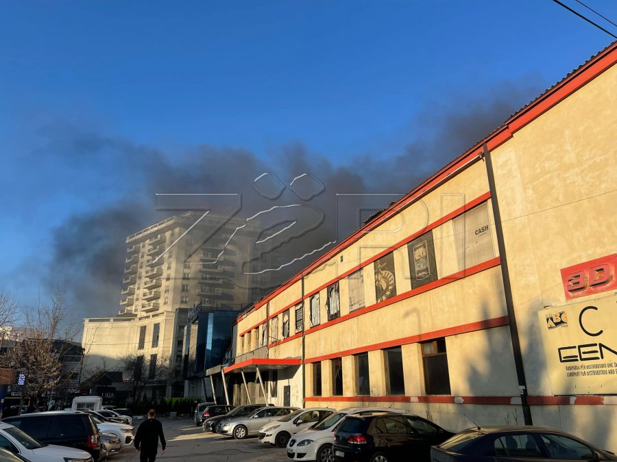 Kaplohet nga zjarri ish-kinemaja në qendër të Prishtinës