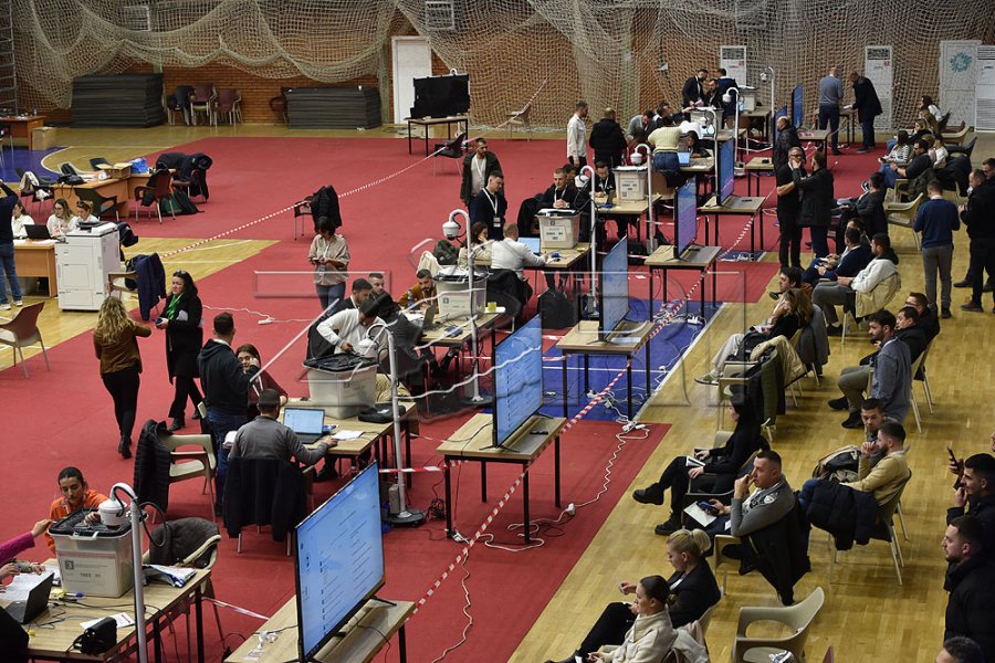 Publikohen pamjet nga përplasja verbale në qendrën komunale të numërimit të votave në Prishtinë