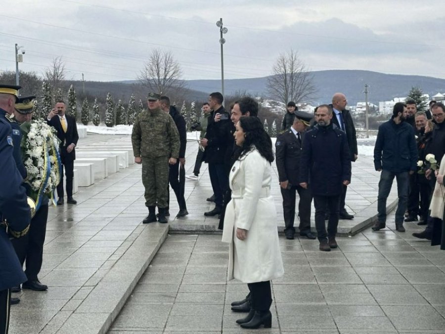 Osmani dhe Kurti bëjnë homazhe në Prekaz