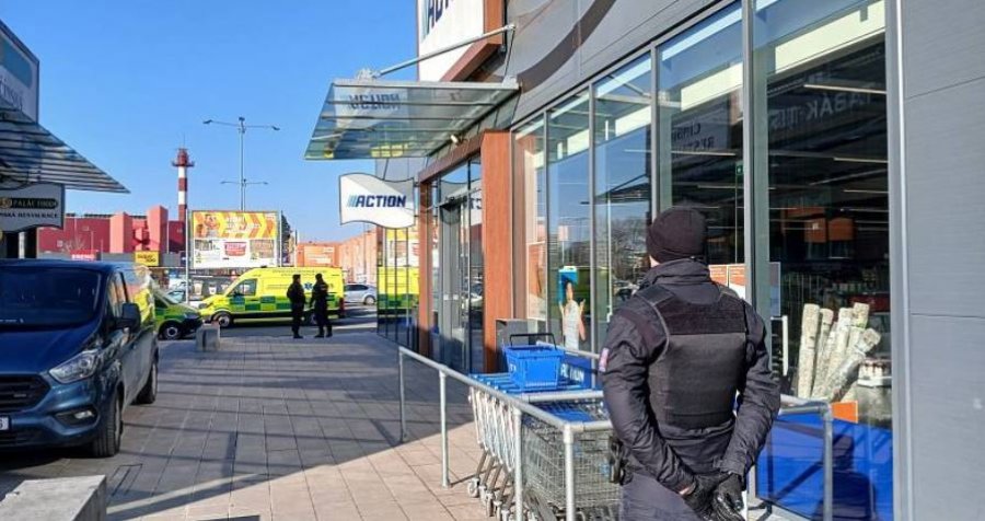 Sulm me thikë në një qendër tregtare në Çeki, dy të vdekur