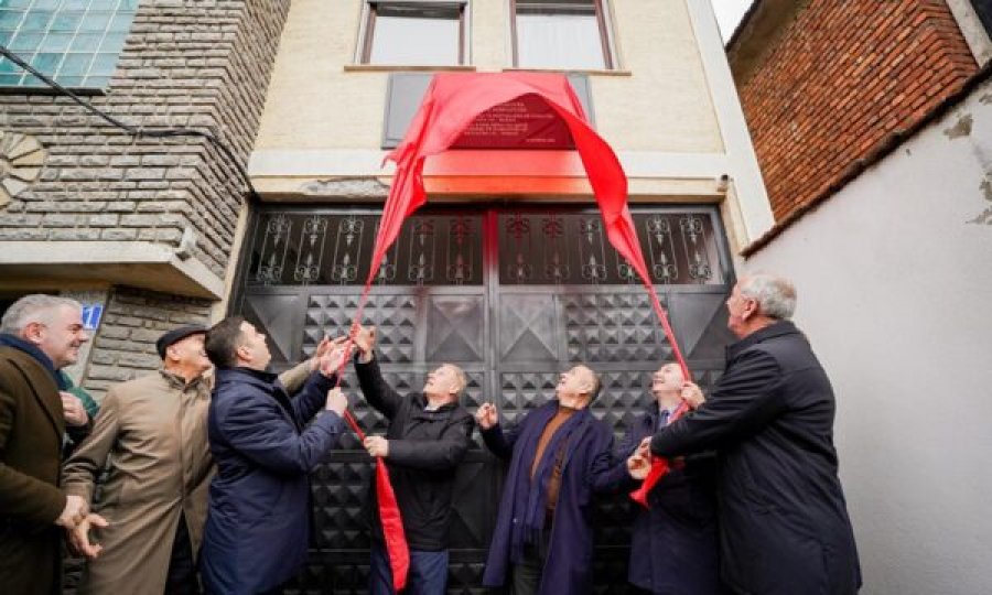 Abdixhiku me bashkëpartiakë në fshatin Kotradiq, vendosin pllakë përkujtimore tek ish-selia e Shtabit të Brigadës 131