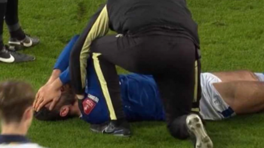 Lëndim i rëndë për Armando Brojën, sulmuesi shqiptar largohet me barelë nga fusha