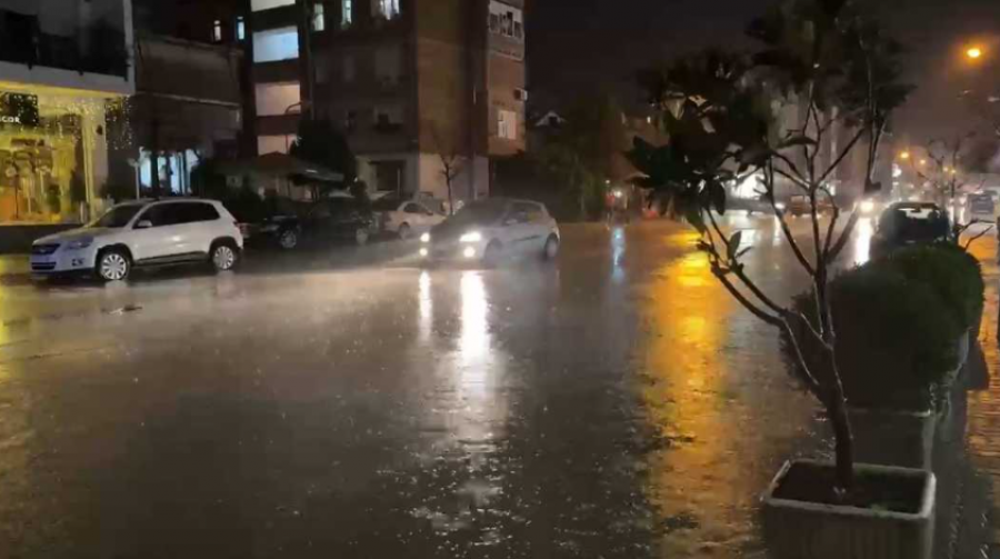Nesër priten reshje intensive shiu në Shqipëri, paralajmërohen vërshime në zonat urbane