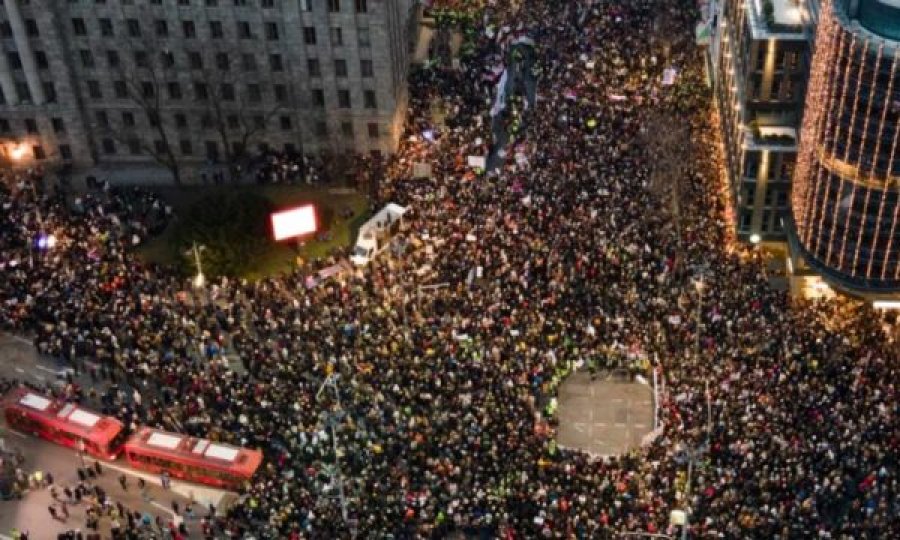 Studentët serbë protestojnë në rrugët e Beogradit