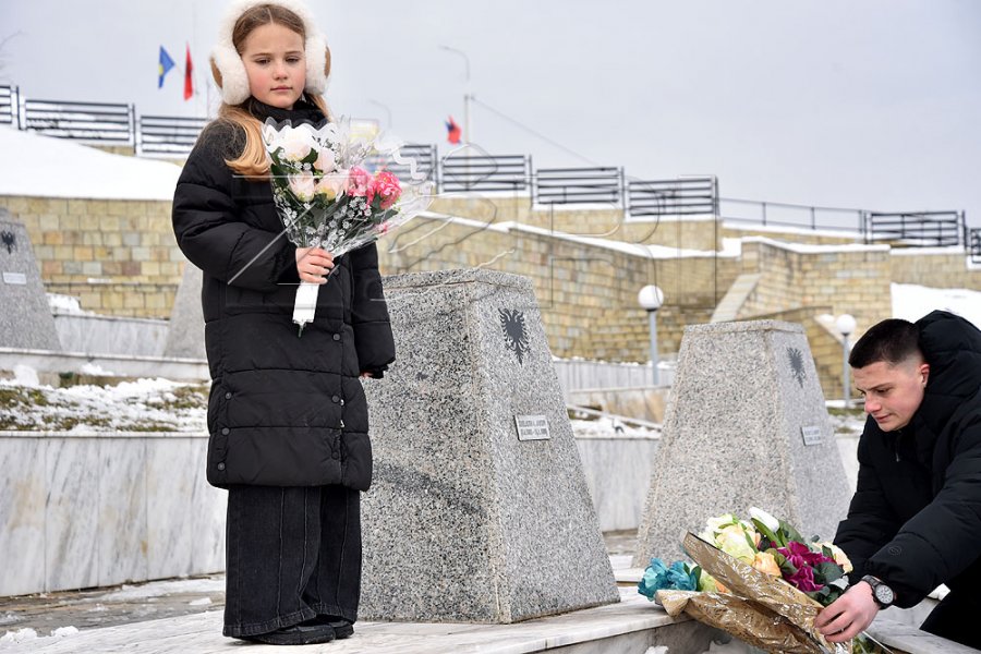 Nisin homazhet në Reçak, nderohen 45 shqiptarët e paarmatosur që u vranë e masakruan nga forcat serbe