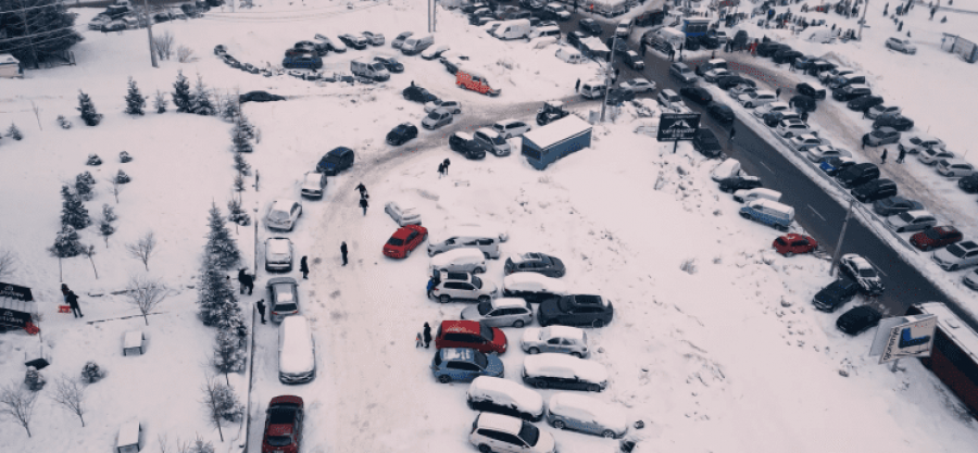 “Mungesa e parkingjeve po shkakton kolona deri në 2 kilometra, Ministria s’po interesohet”