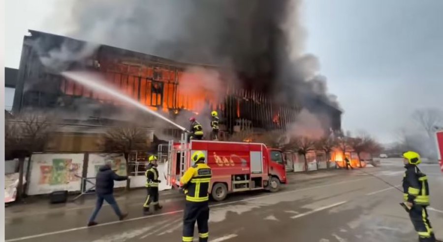 Zjarri në një qendër tregtare në Suharekë, flasin nga Policia