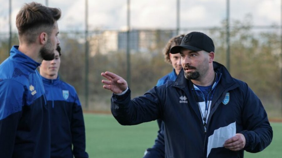 Nuk u mor vesh me FFK-në për vazhdimin e bashkëpunimit, Adil Maliqi jep dorëheqje nga pozita e trajnerit të Kosovës U-19