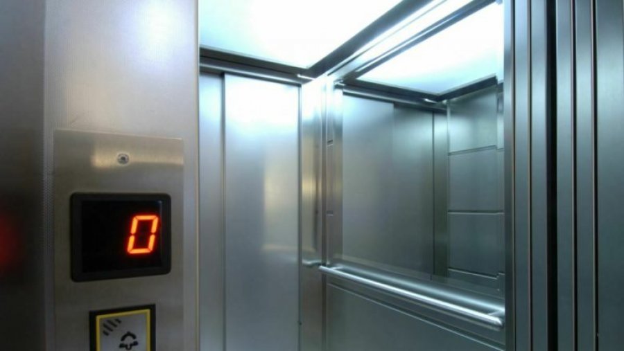 Disa gjyqtarë dhe zyrtarë të Supremes mbesin në ashensor për rreth 40 minuta, marrin trajtim mjekësor