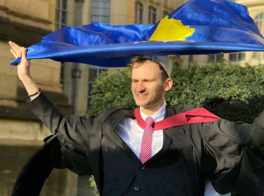 Ish-studenti i UP-së e bën krenare Kosovën, magjistron në Universitetin e Bristolit me plis në kokë