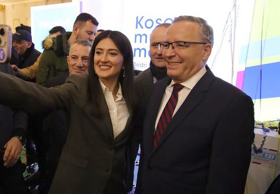 Kandidatja e PDK-së Floretë Zejnullahu premton ulje çmimesh dhe rritje pagash nën drejtimin e Hamzës