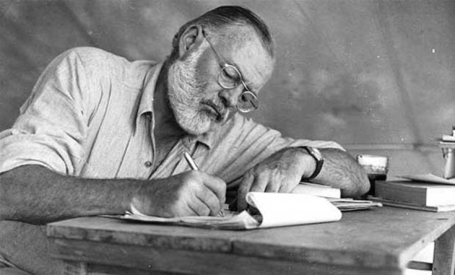 Ernest Hemingway, shkrimtari amerikan që e përjetësoi novelën “Plaku dhe deti”