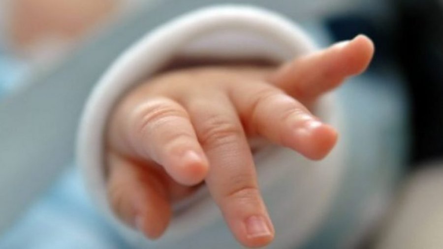 Vdes një foshnjë gjatë procesit të lindjes në Gjakovë, rasti po hetohet