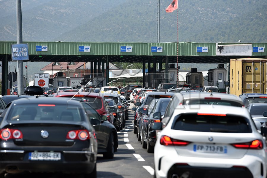 Mbi 300 mijë shqiptarë të Kosovës hynë nga Morina në dy javë