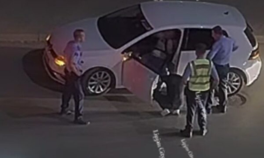 Publikohen pamje të reja, momenti kur Agon Zejnullahu del nga vetura me duar pas kokës