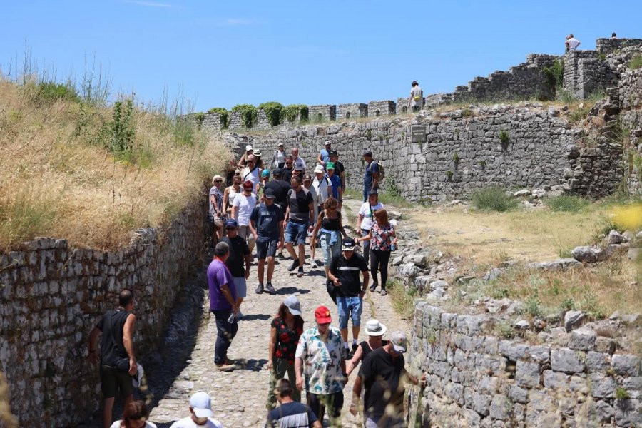 Turistët vërshojnë Kalanë e Rozafës
