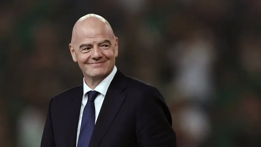 Presidenti i FIFA-s thotë se në Kupën e Botës 2026 do të përdoren stadiumet me çati, pas problemeve me motin