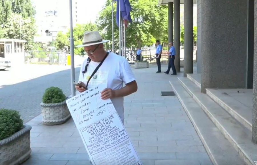 “Luteni dhe faleni njëri-tjetrin”, qytetari proteston para Kuvendit